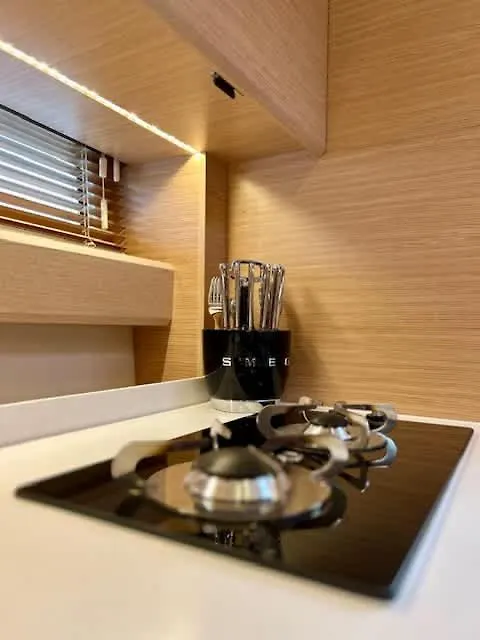 Huswell - Bateau Coco Luxury Yacht Stay In Antwerp Botel