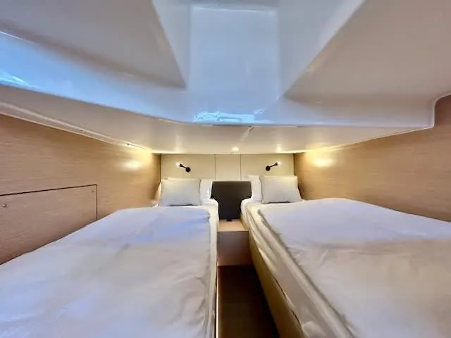 Huswell - Bateau Coco Luxury Yacht Stay In Antwerp