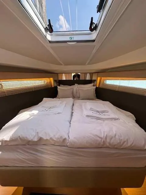 Huswell - Bateau Coco Luxury Yacht Stay In Antwerp Belgium