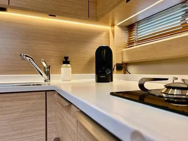 Botel Huswell - Bateau Coco Luxury Yacht Stay In Antwerp