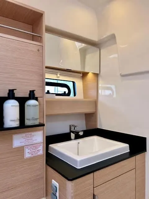 Huswell - Bateau Coco Luxury Yacht Stay In Antwerp 0*,